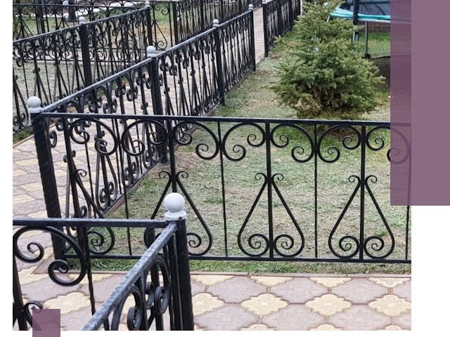 Кованые газонные ограждения под ключ в Белебее